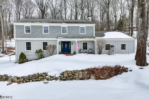76 E Lake Rd, Kinnelon, NJ 07405