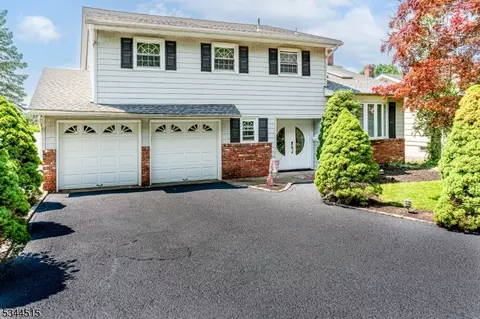 34 Lincoln St, Roseland, NJ 07068