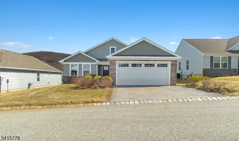 8 Lam Dr, Hamburg, NJ 07419