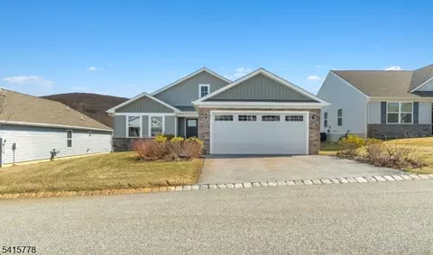 8 Lam Dr, Hamburg, NJ 07419