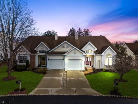 27 Chandler Ct, Monroe Township, NJ 08831