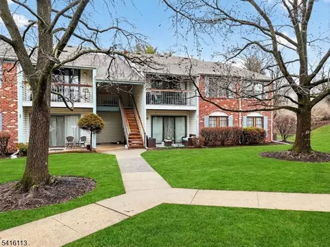 96 Crabapple Ln, Franklin Park, NJ 08823