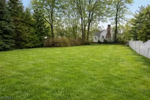 8 Hedges Ave, Chatham Boro, NJ 07928