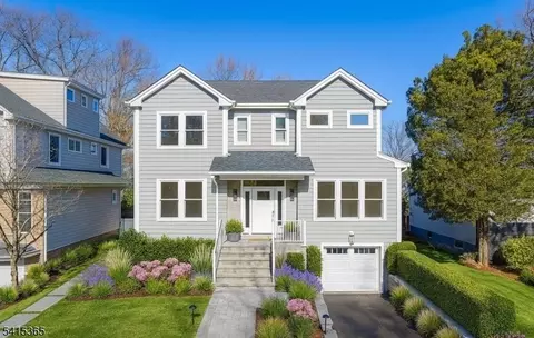 16 Stephen St, Montclair, NJ 07042