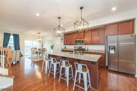 18 Trailwood Dr, Mount Arlington, NJ 07856