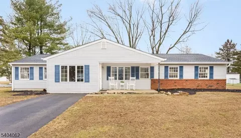 242 Powderhorn Dr, Phillipsburg, NJ 08865