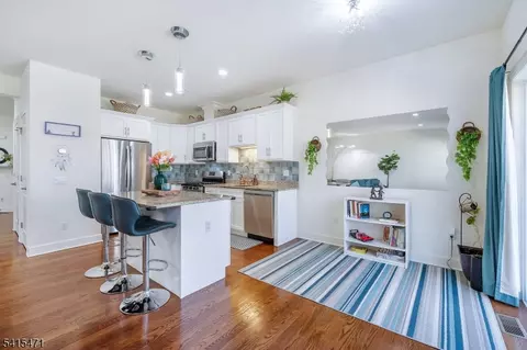 8 Watersedge Dr, Boonton, NJ 07005