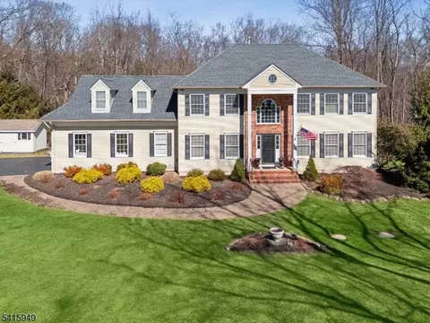 7 Robin Ct, Chester, NJ 07930