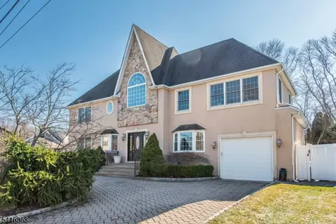 18 Stonycroft Rd, Wayne, NJ 07470