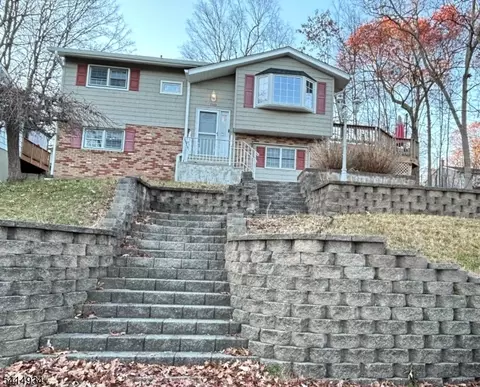 110 Metro Trl, Hopatcong, NJ 07843