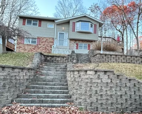110 Metro Trl, Hopatcong, NJ 07843