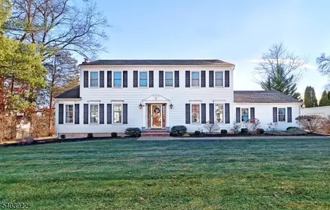70 Tiffany Dr, East Hanover, NJ 07936