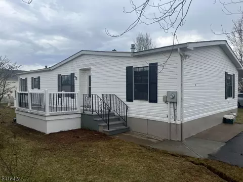 5 Caroline Dr, Belvidere, NJ 07823