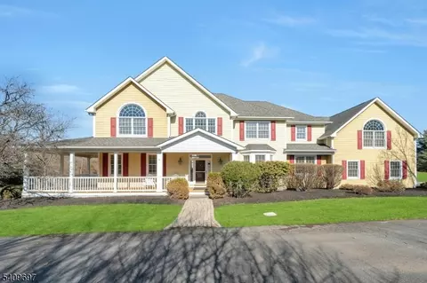 11 Dogwood Dr, Whitehouse Station, NJ 08889