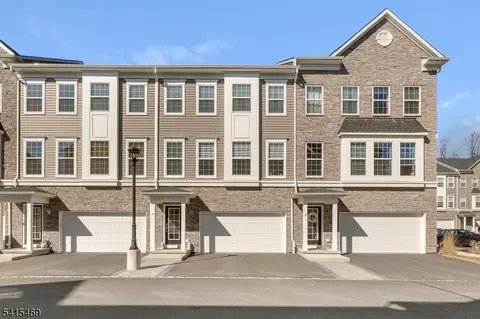 14 Coogan Ct, Morris Plains, NJ 07950