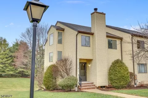 16 Lake Ct, Flemington, NJ 08822