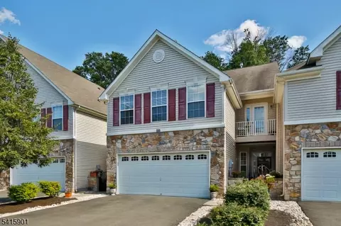 28 Sutton Ct, Pennington, NJ 08534