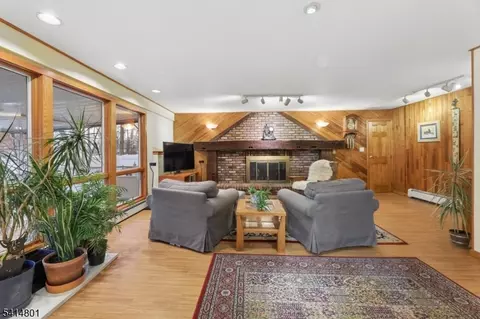 70 Walnut St, Oakland, NJ 07436