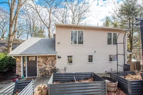 135 Breakneck Rd, Highland Lakes, NJ 07422