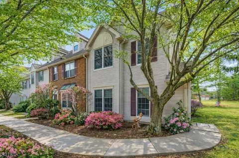 25 Colleen Ct, Kendall Park, NJ 08824