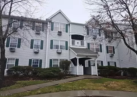 107 Chatfield Dr, Pompton Plains, NJ 07444
