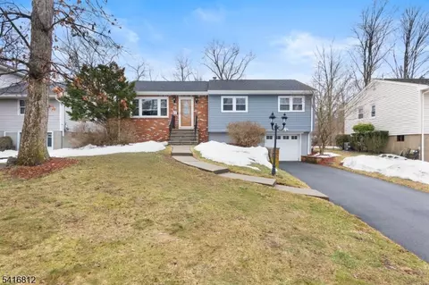 34 Seminole Ave, Oakland, NJ 07436