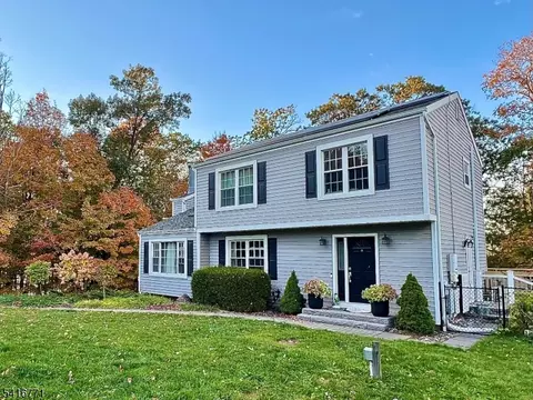 18 Hover Dr, Mount Arlington, NJ 07856