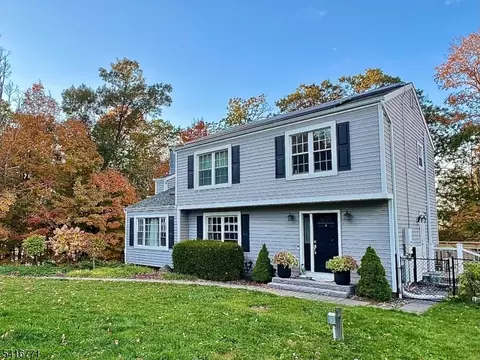 18 Hover Dr, Mount Arlington, NJ 07856
