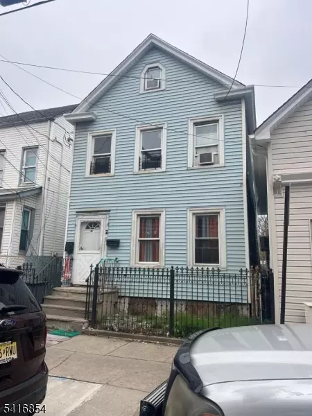 86 4th St, Elizabeth City, NJ 07206