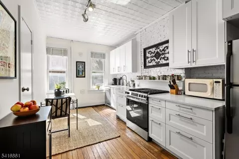 351 8th St #1R, Jersey City, NJ 07302