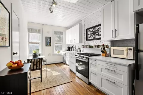 351 8th St #1R, Jersey City, NJ 07302