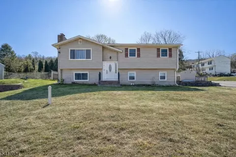 8 Nimbus Dr, Vernon, NJ 07462