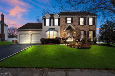 10 Gillian Dr, Kendall Park, NJ 08824
