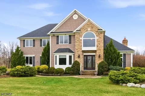 8 Spring Hunter Ct, Green Twp, NJ 07821