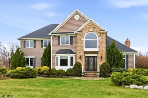 8 Spring Hunter Ct, Green Twp, NJ 07821