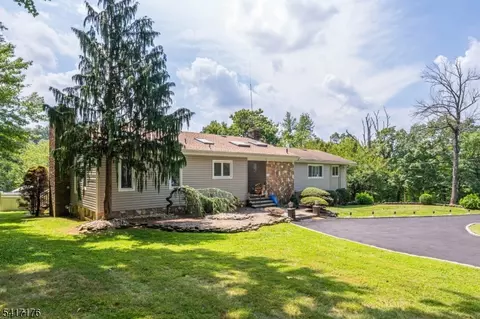 220 Horseshoe Rd, Berkeley Heights, NJ 07922