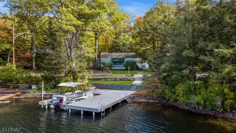 149 Lake End Rd, Newfoundland, NJ 07435