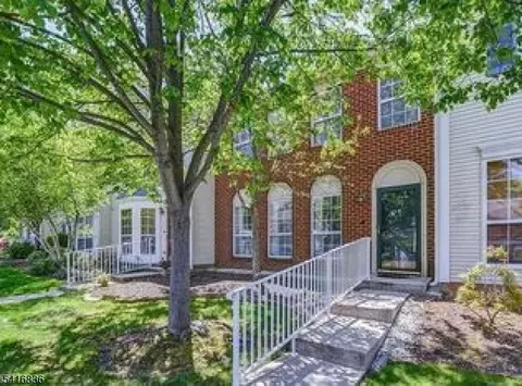 120 Columbus Dr, Franklin Park, NJ 08823