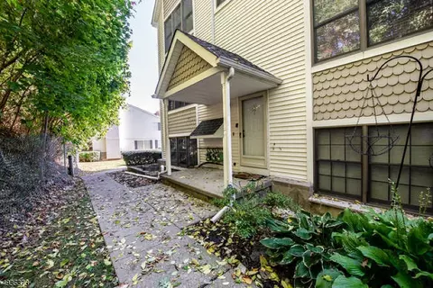 56 Portsmouth Ct, Hamburg, NJ 07419