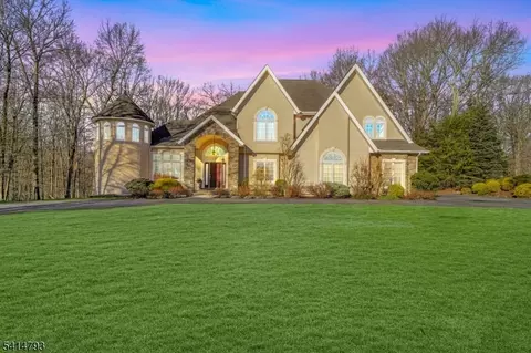 5 High Mountain Dr, Boonton, NJ 07005