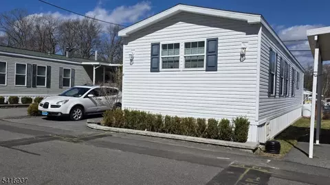 10 Makepeace Dr #10, Oak Ridge, NJ 07438