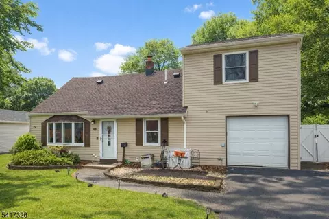 83 Village Rd, Pompton Plains, NJ 07444