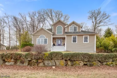 5 Teakwood Ct, Lake Hopatcong, NJ 07849