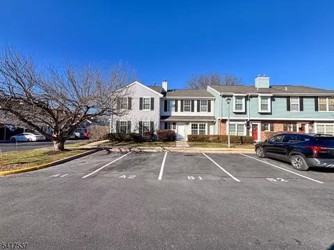 386 Inwood Ct, Somerset, NJ 08873