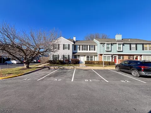 386 Inwood Ct, Somerset, NJ 08873