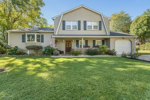 136 Powderhorn Dr, Phillipsburg, NJ 08865