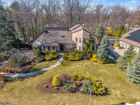 17 Brentwood Dr, Caldwell, NJ 07006