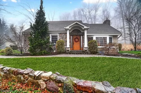 8 Hemlock Ln, Kinnelon, NJ 07405