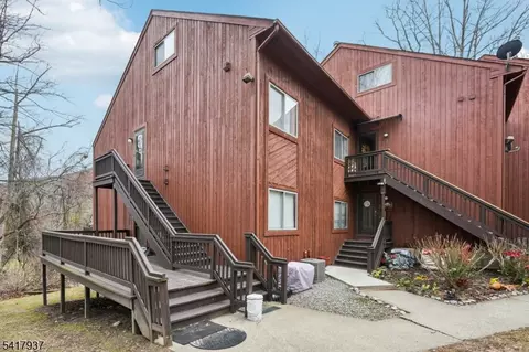 8 Baily Bunion Ct #2, Vernon, NJ 07462