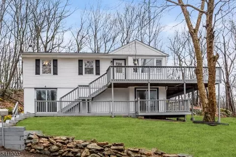4 Toledo Ct, Hopatcong, NJ 07843